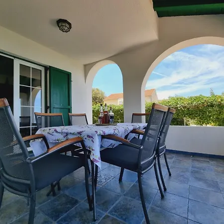 House Mirta Semesterbostad *