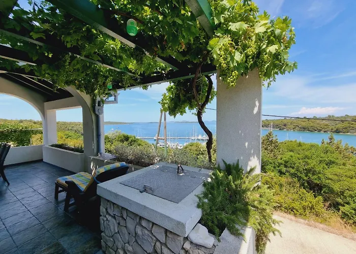 House Mirta Дом отдыха Вели-Рат